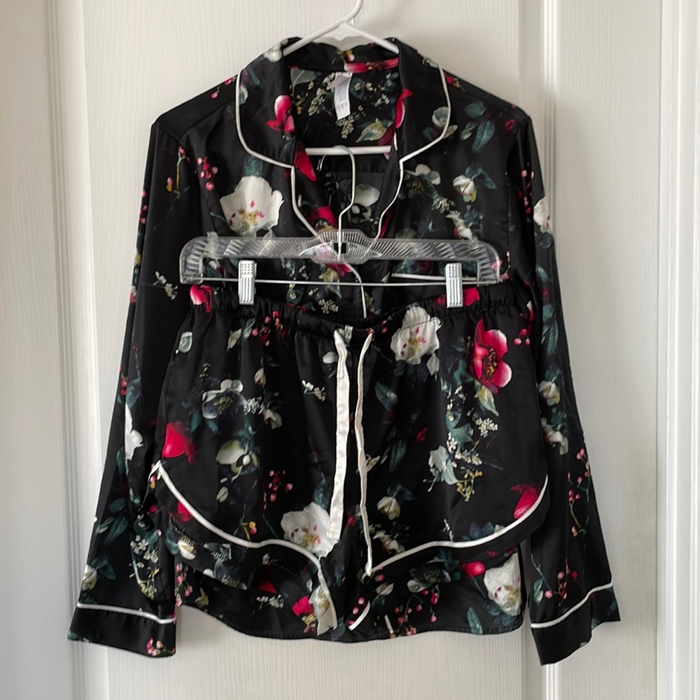 Like new Stars and above pajama set, satin